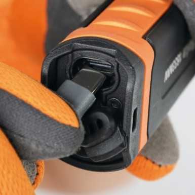 Torcia a LED ad alta luminosità con ricarica wireless 1833MW