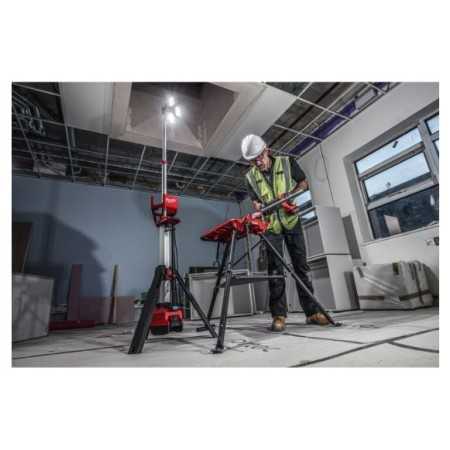 Torre faro led multidirezionale con treppiede M18™ 6.000 Lumen e caricabatterie batteria/corrente M18