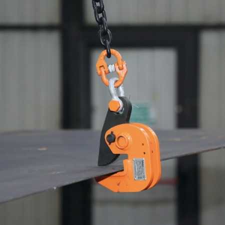 Pendente di catena a 2 bracci con pinze per il sollevamento orizzontale di lamiere 8135HS