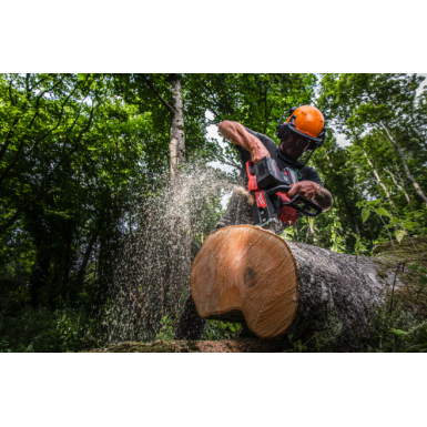 Elettrosega M18 FUEL™ doppia batteria (2x18V) con barra da 50 cm M18 F2CHS50-802