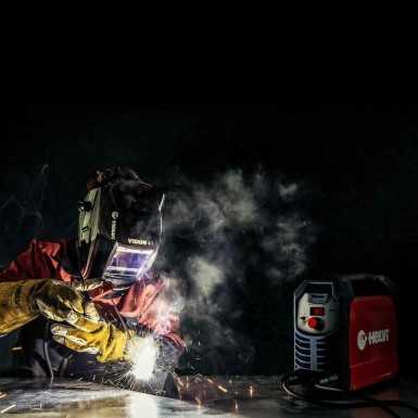 Saldatrice inverter a elettrodo MMA e TIG con accessori e valigetta Helvi