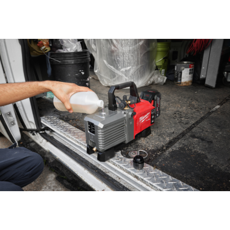 Pompa per il vuoto bistadio 142 l/min M18 FVP5-801