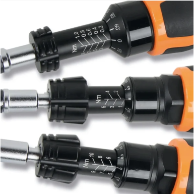 Assortimento 1 giravite dinamometrico, 8 chiavi a bussola esagonali, 20 inserti e 2 accessori Beta 584/C31