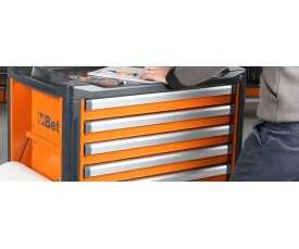 Porta attrezzi ed assortimenti di utensili